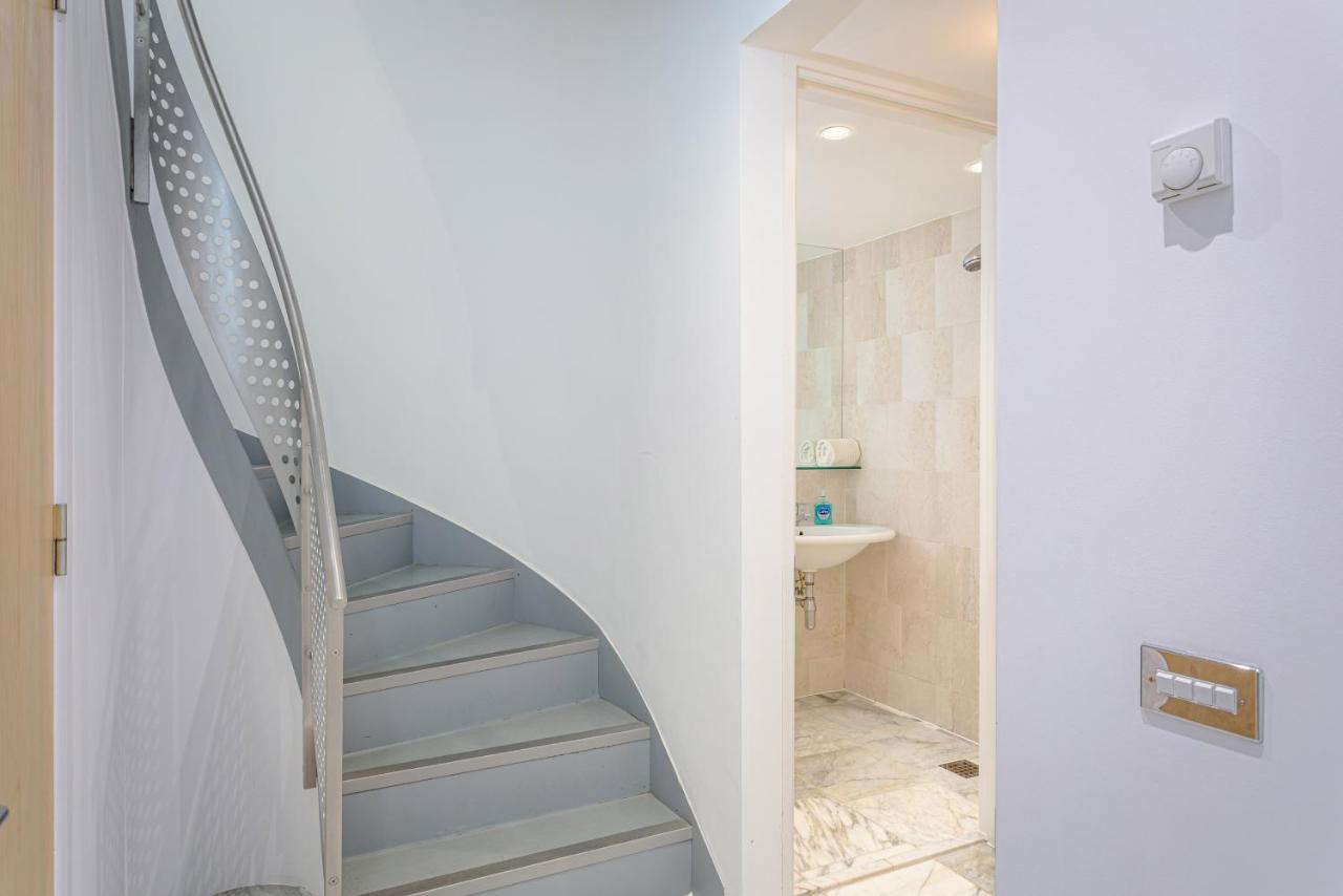 Exclusive Centre Townhouse With Parking